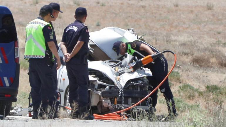 Ankarada hafif ticari araçla otomobil çarpıştı: 1 ölü, 1 yaralı
