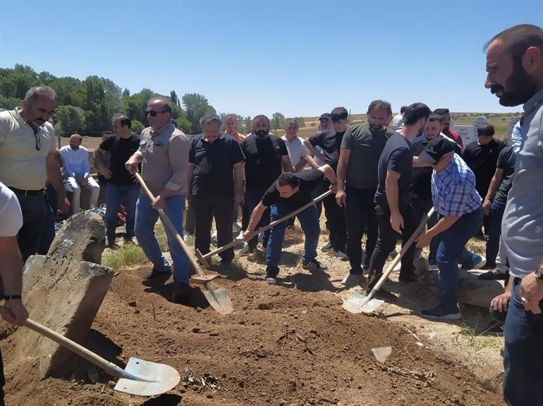 Kayseride otomobilin çarptığı 2 yaya, toprağa verildi