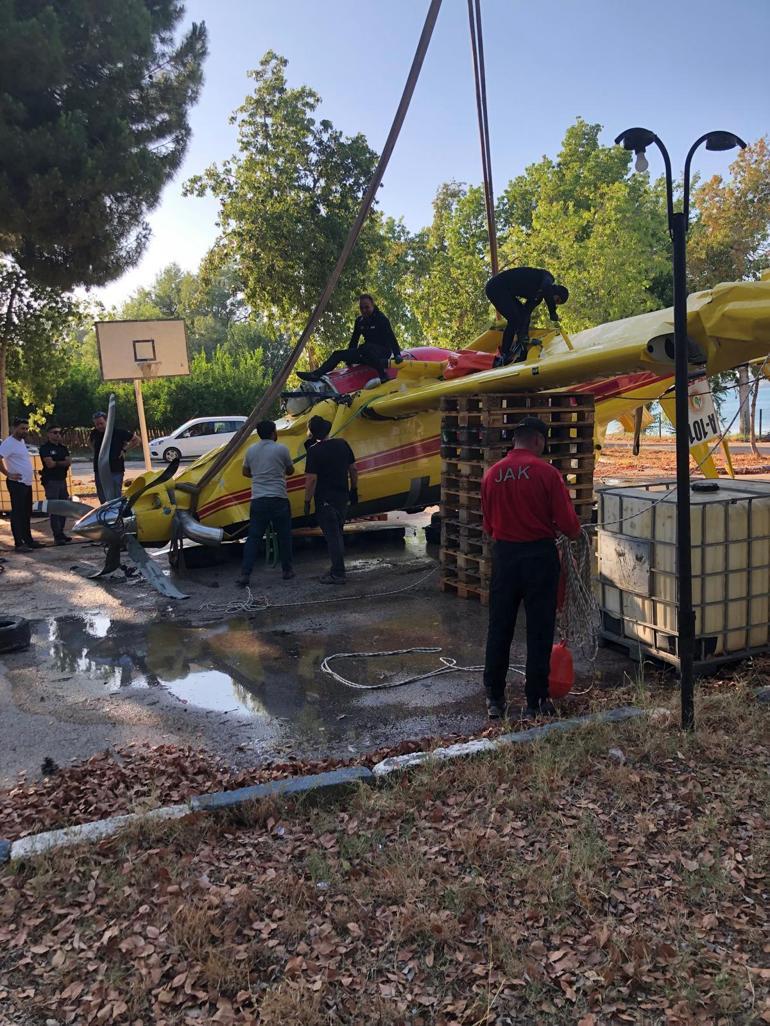 Adanada göle düşen yangın söndürme uçağının enkazı çıkarıldı