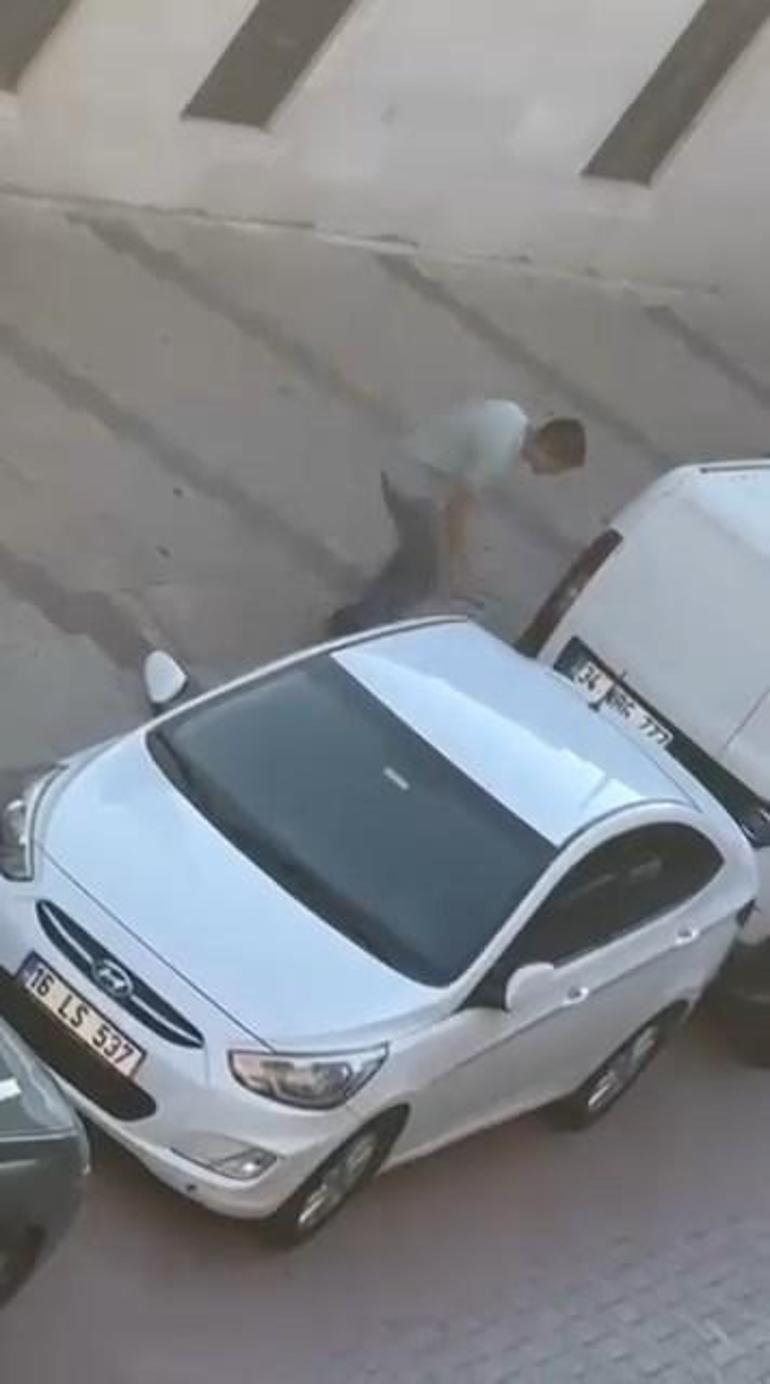 Zeytinburnu’nda sokak sokak dolaşıp araçların lastiklerini bıçakla patlattı