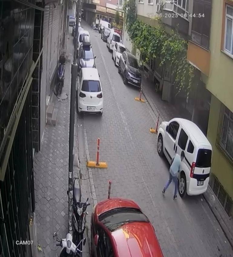 Zeytinburnu’nda sokak sokak dolaşıp araçların lastiklerini bıçakla patlattı