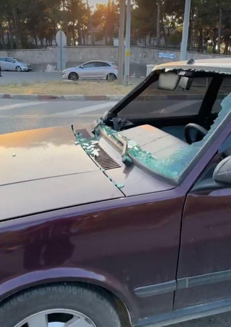 Otomobilin çarptığı emekli albay öldü, çevredekiler ışıklandırma için yolu kapattı