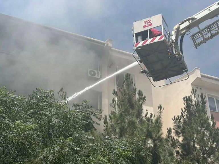 Apartman dairesinde çıkan yangında 3 kişi dumandan etkilendi