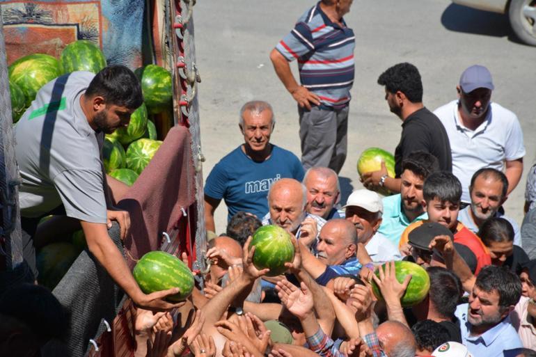 Ücretsiz dağıtılan 26 ton karpuz 45 dakikada bitti