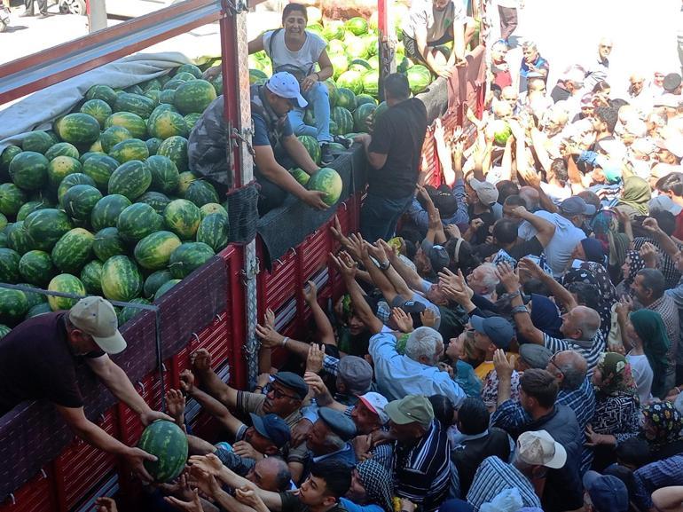 Ücretsiz dağıtılan 26 ton karpuz 45 dakikada bitti