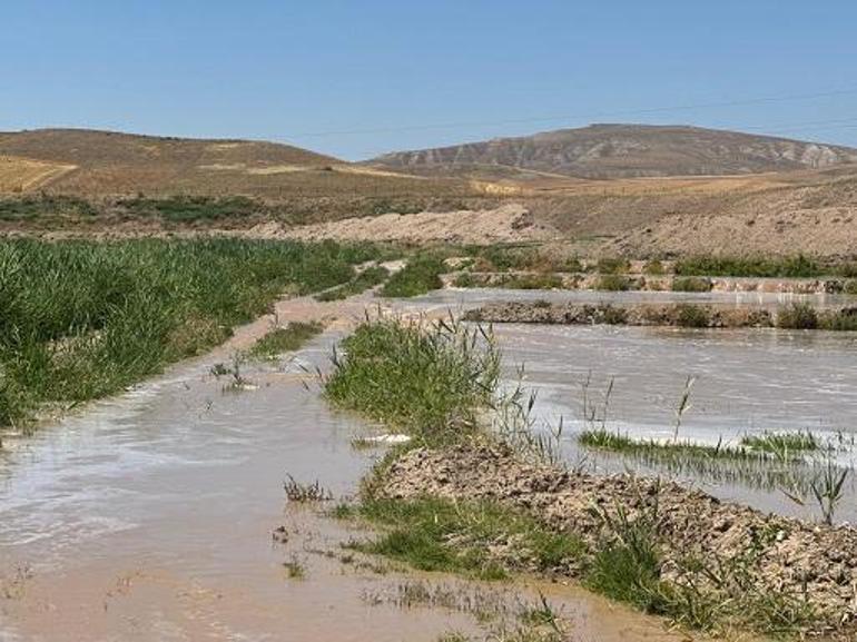 Çankırıda kanalın duvarı çöktü; 250 dönüm tarım arazisi zarar gördü