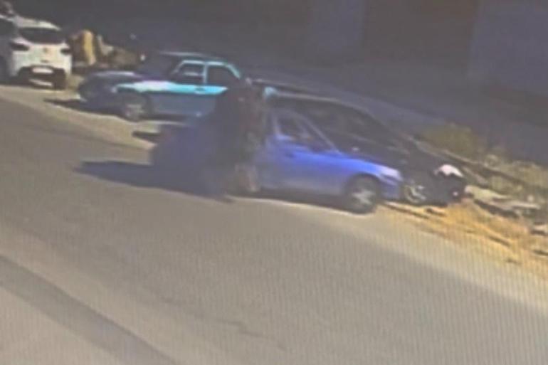 Otomobile yandan çarpan motosikletin sürücüsü yaralandı; kaza kamerada