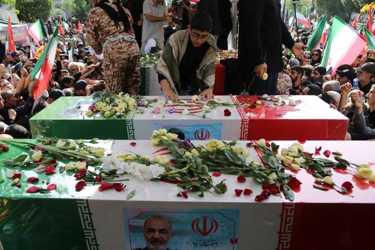 İsrail’in saldırılarında hayatını kaybeden komutanlar ve bilim insanları için Tahran’da cenaze töreni düzenlendi