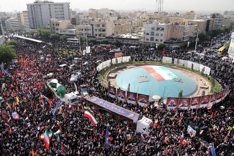 İsrail’in saldırılarında hayatını kaybeden komutanlar ve bilim insanları için Tahran’da cenaze töreni düzenlendi