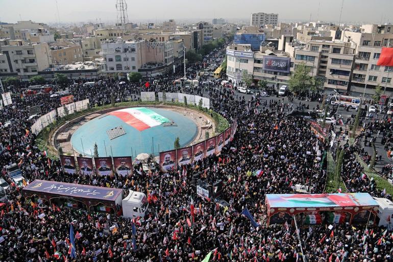 İsrail’in saldırılarında hayatını kaybeden komutanlar ve bilim insanları için Tahran’da cenaze töreni düzenlendi