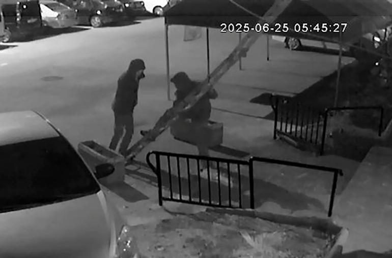 Müzisyenin evine seyyar merdivenle tırmanan şüpheliler, tamire bırakılan otomobille hırsızlığa gitmiş