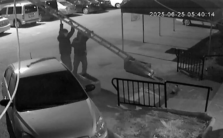 Müzisyenin evine seyyar merdivenle tırmanan şüpheliler, tamire bırakılan otomobille hırsızlığa gitmiş