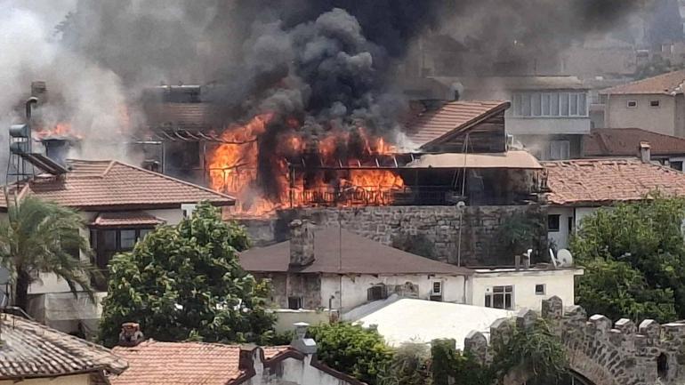 Antalyada tarihi Kaleiçi semtinde yangın