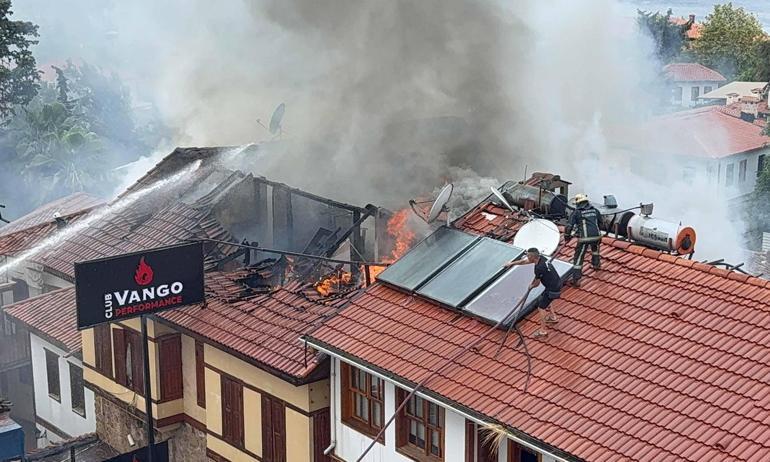 Antalyada tarihi Kaleiçi semtinde yangın