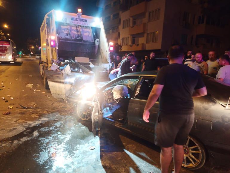 Alkollü sürücünün otomobille çarptığı çöp kamyonundaki 1 işçi öldü, 1 işçi yaralandı
