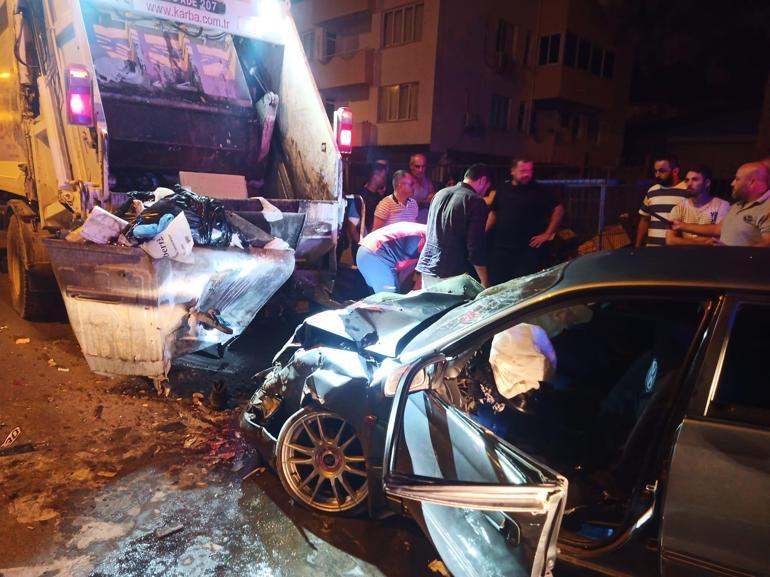 Alkollü sürücünün otomobille çarptığı çöp kamyonundaki 1 işçi öldü, 1 işçi yaralandı