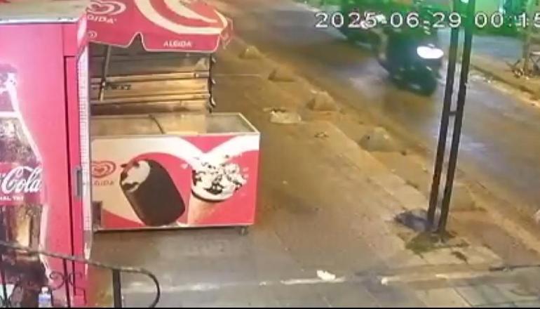 Kağıthane’de iki kardeşin alacaklılarının evini kurşunladığı anlar kamerada