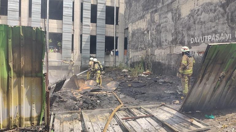 Zeytinburnu’nda hurdalık alanda çıkan yangın söndürüldü