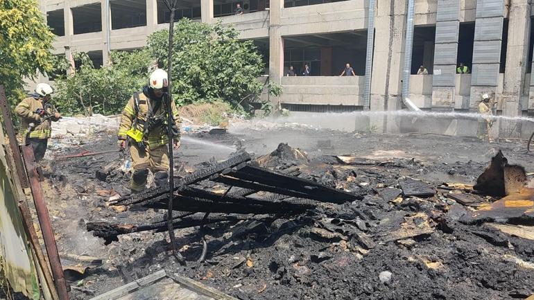 Zeytinburnu’nda hurdalık alanda çıkan yangın söndürüldü