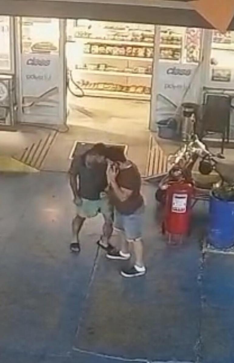 Bodrum’da veresiye sigara vermeyen market çalışanı bıçaklandı; o anlar kamerada