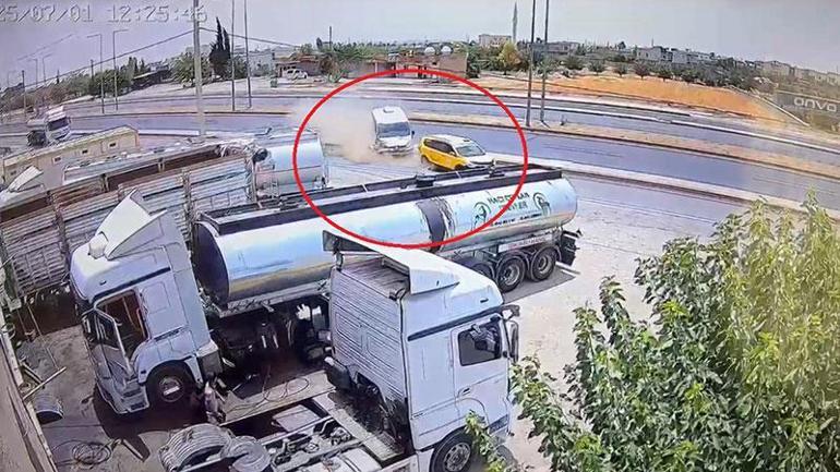 Şırnak’ta minibüsün taksiyle çarpıştığı kaza kamerada: 2 yaralı