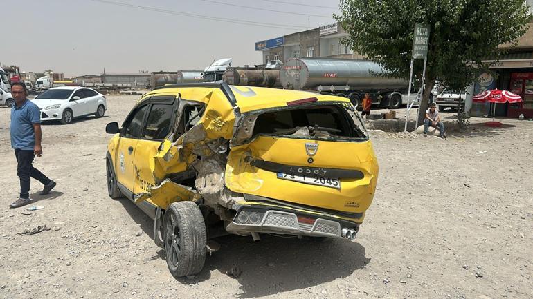 Şırnak’ta minibüsün taksiyle çarpıştığı kaza kamerada: 2 yaralı