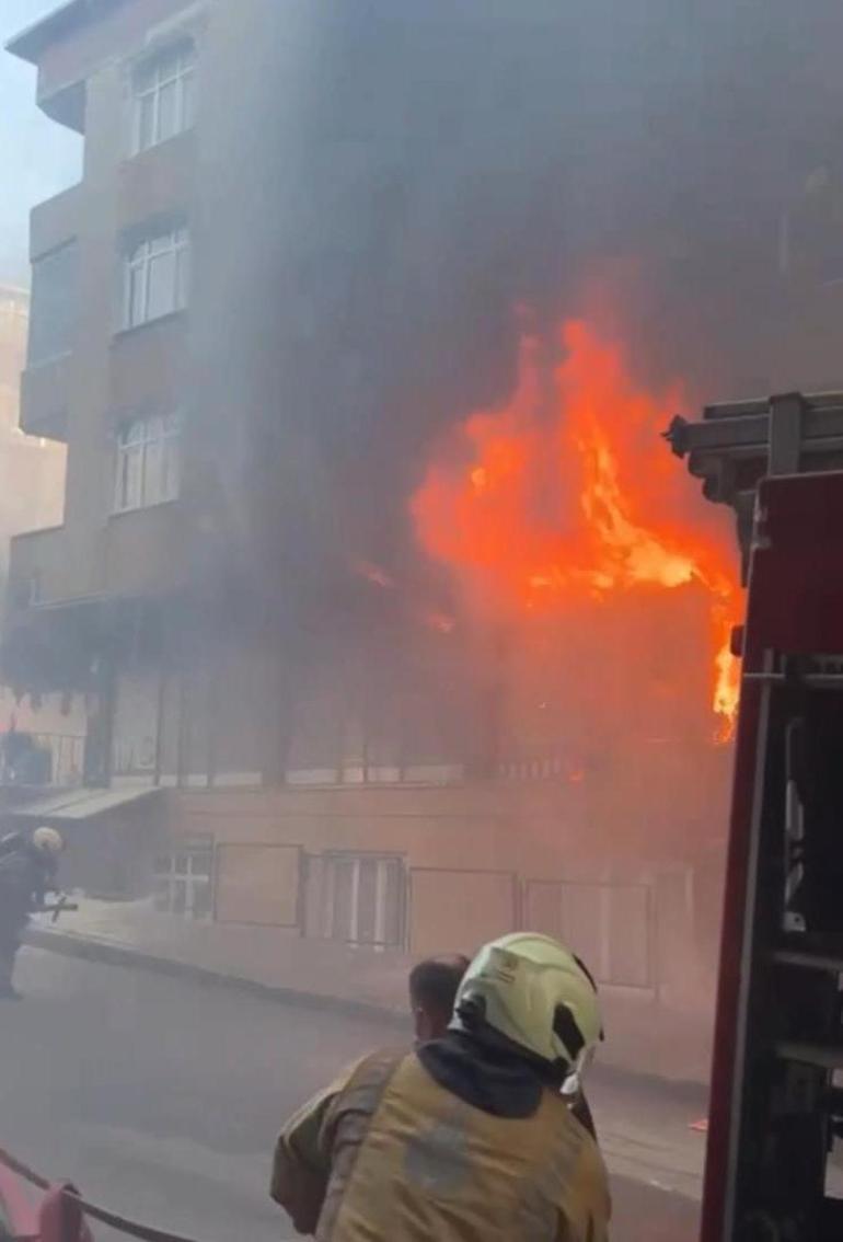 Sultangazi’de kırtasiyede başlayan yangın üst katlara sıçradı: 3 daire zarar gördü