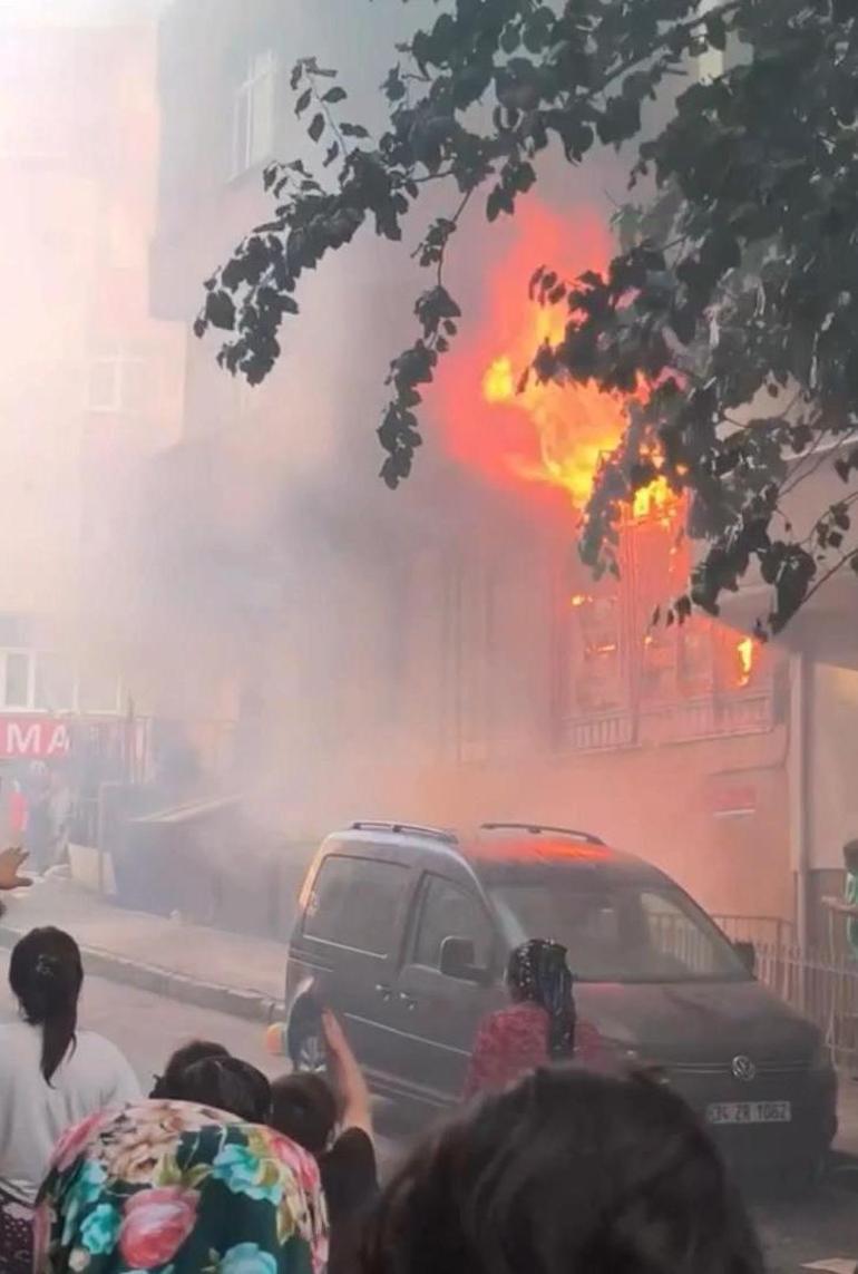 Sultangazi’de kırtasiyede başlayan yangın üst katlara sıçradı: 3 daire zarar gördü