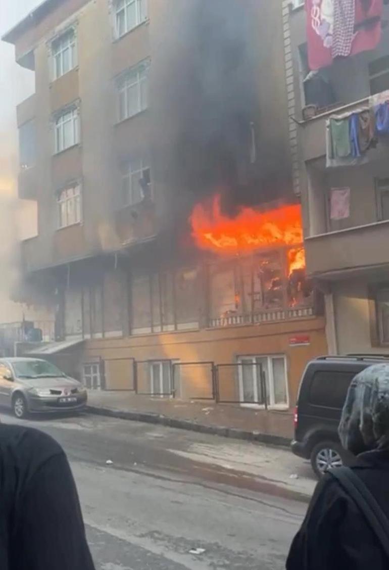 Sultangazi’de kırtasiyede başlayan yangın üst katlara sıçradı: 3 daire zarar gördü