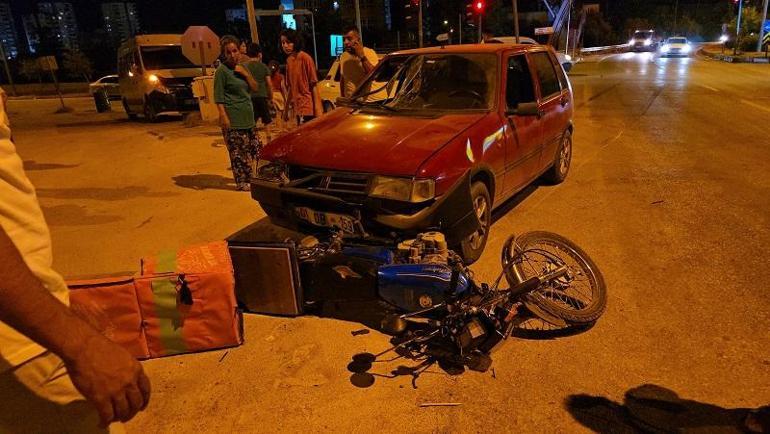 Otomobil ile motosikletin çarpıştığı kaza kamerada: 1 yaralı