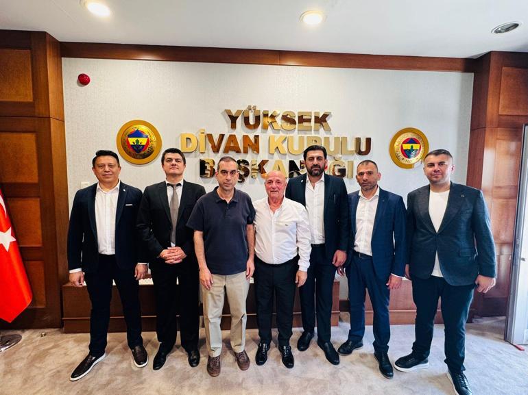 Fenerbahçede olağanüstü genel kurul yapılmasını isteyen üyelerin imzaları teslim edildi