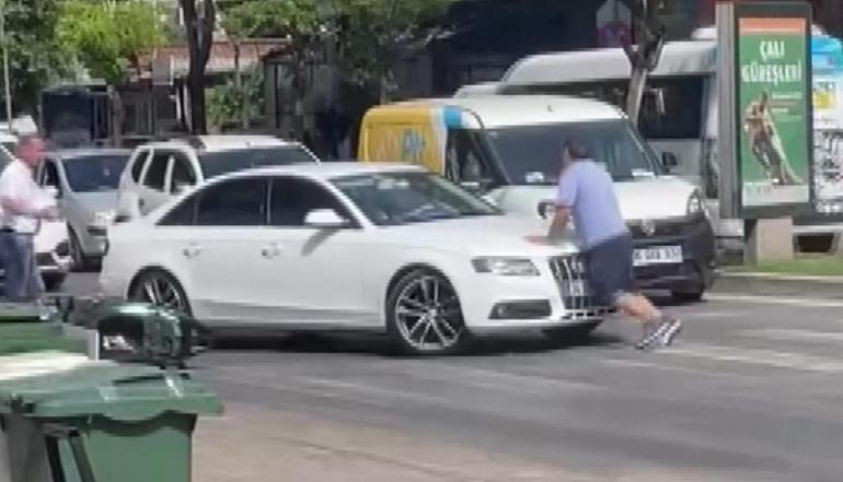 Otomobilini üzerine sürdüğü motosikletli silecekleri kırdı; yol vermeme kavgası kamerada