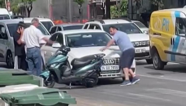 Otomobilini üzerine sürdüğü motosikletli silecekleri kırdı; yol vermeme kavgası kamerada
