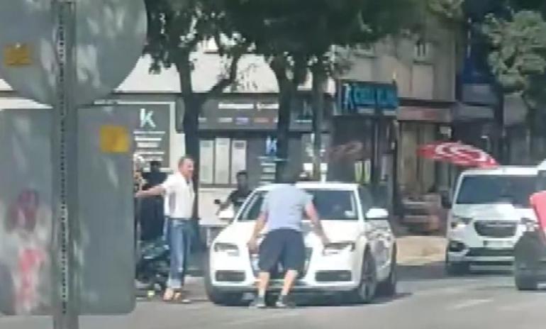 Otomobilini üzerine sürdüğü motosikletli silecekleri kırdı; yol vermeme kavgası kamerada