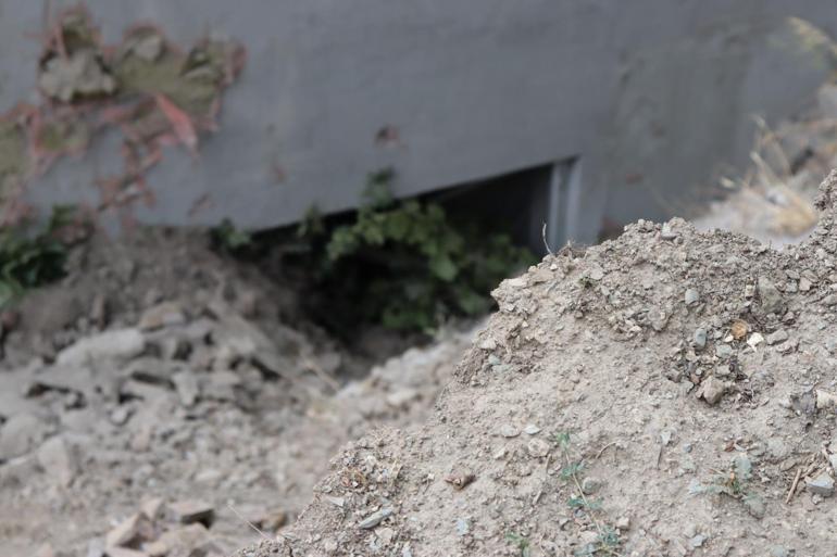 Amasya’da istinat duvarı çöktü, enkaz diğer evin içine doldu