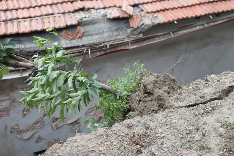 Amasya’da istinat duvarı çöktü, enkaz diğer evin içine doldu