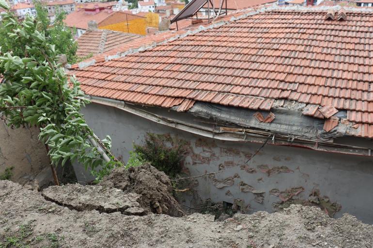 Amasya’da istinat duvarı çöktü, enkaz diğer evin içine doldu
