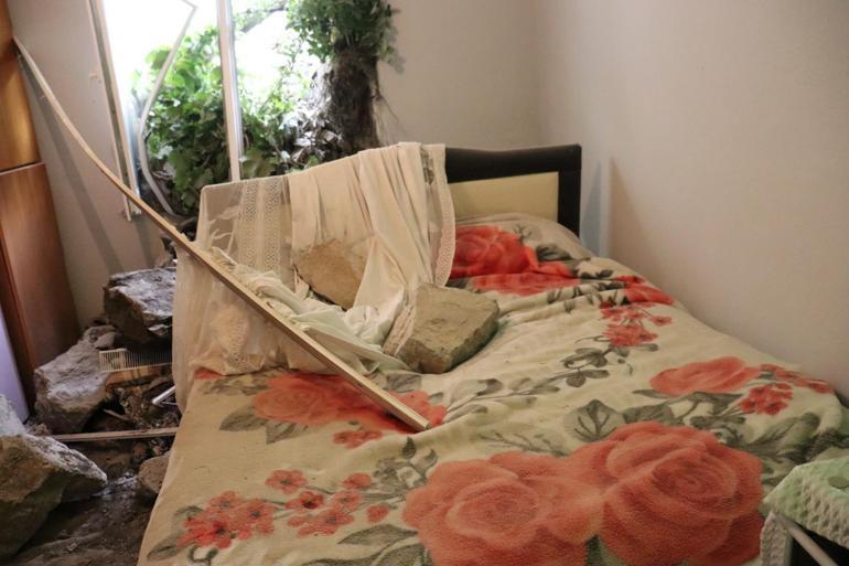 Amasya’da istinat duvarı çöktü, enkaz diğer evin içine doldu