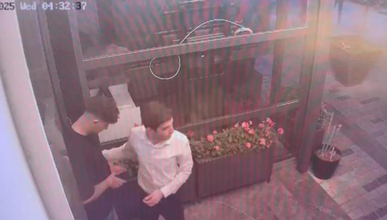 Taksimde taciz iddiasına maket bıçağıyla saldırı kamerada