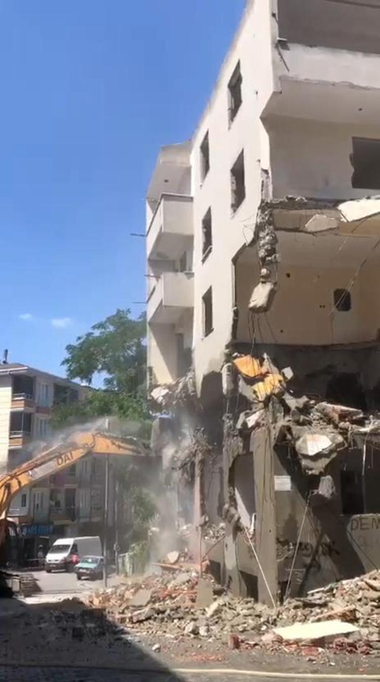 Esenyurtta kontrollü yıkımı yapılan 5 katlı binanın çökme anı kamerada