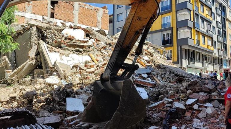 Esenyurtta kontrollü yıkımı yapılan 5 katlı binanın çökme anı kamerada