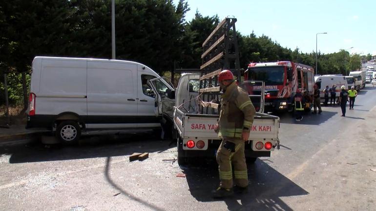 Sultanbeylide kamyonet ile hafif ticari araç çarpıştı: 2 yaralı