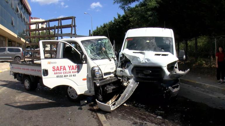 Sultanbeylide kamyonet ile hafif ticari araç çarpıştı: 2 yaralı