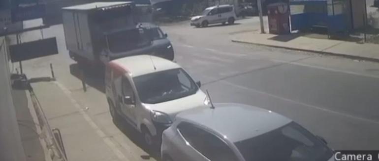 Yalovada 4 aracın karıştığı kaza kamerada: Yol kenarındaki işçi ölümden döndü