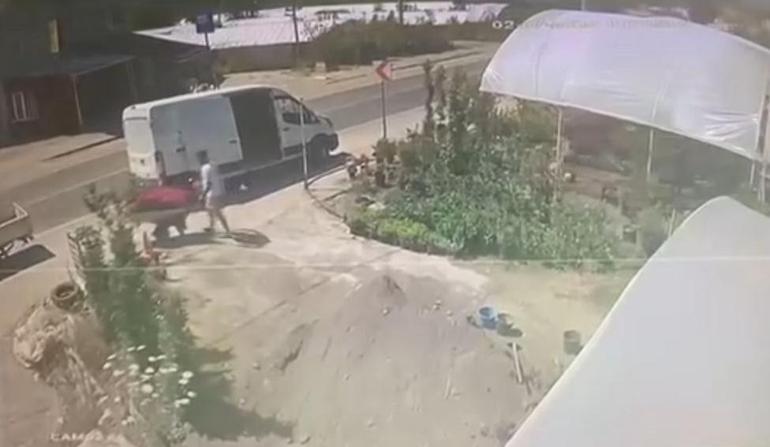 Yalovada 4 aracın karıştığı kaza kamerada: Yol kenarındaki işçi ölümden döndü