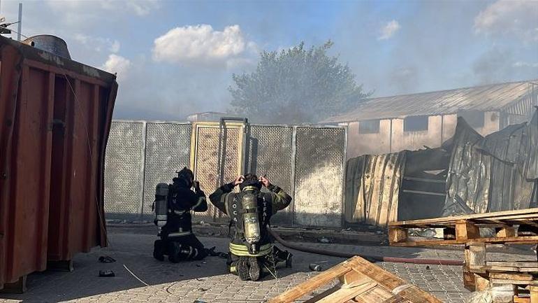 Kocaelide hurda dükkanında çıkan yangın yakındaki atölyeye sıçradı