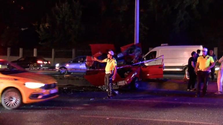 Eyüpsultanda aydınlatma direğine çarpan otomobilin sürücüsü hayatını kaybetti