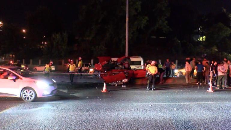 Eyüpsultanda aydınlatma direğine çarpan otomobilin sürücüsü hayatını kaybetti