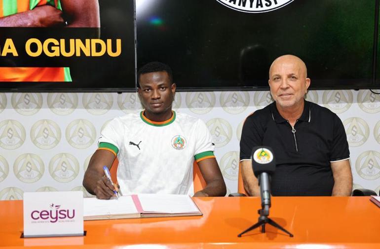 Alanyaspor, Uchenna Ogundu ve İzzet Çelik için imza töreni düzenledi