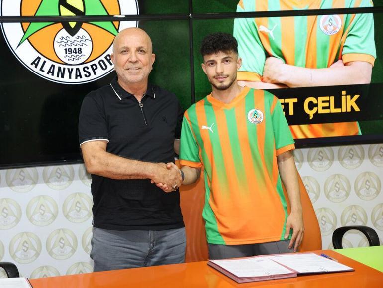 Alanyaspor, Uchenna Ogundu ve İzzet Çelik için imza töreni düzenledi